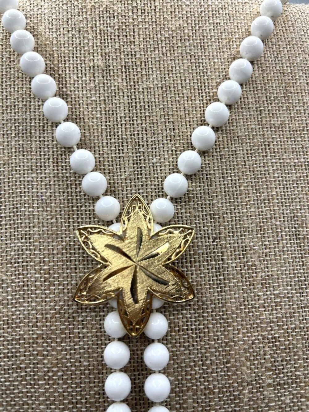 Sarah Coventry 42" White Beaded Necklace With Gold Tone Star Pendant - Picture 5 of 10